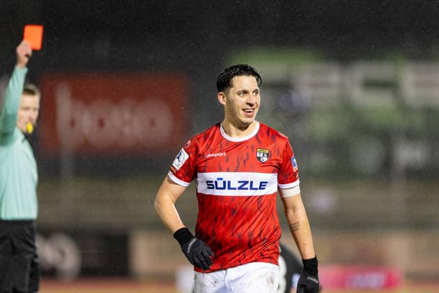 gelb rot fuer Kapitaen Matthias Schmitz, (TSG Balingen, 25), Unverstaendnis, TSG Balingen vs. SG Sonnenhof Grossaspach, Fussball, Regionalliga Suedwest, 18. Spieltag, Saison 2025 2026, 25.11.2025, Eibner-Pressefoto Andreas Ulmer TSG Balingen vs. SG Sonnenhof Grossaspach, Fussball, Regionalliga Suedwest, 18. Spieltag, Saison 2025 2026, 25.11.2025, Balingen Copyright: xEibner-Pressefoto AndreasxUlmerx EP_AUR