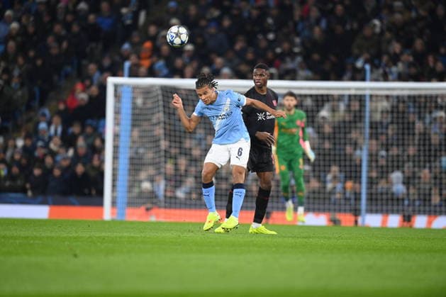 UEFA Champions League: Manchester City vs. Bayer 04 Leverkusen; 25.11.2025 MANCHESTER, GREAT BRITAIN - NOVEMBER 25: Nathan Aké of Manchester City heads the ball clear during the UEFA Champions League match between Manchester City vs. Bayer 04 Leverkusen at Etihad Stadium on matchday 5 of the UEFA Champions League Season 2025 26 on November 25, 2025 in Manchester, Great Britain. Copyright: xBEAUTIFULxSPORTS Mansoorx
