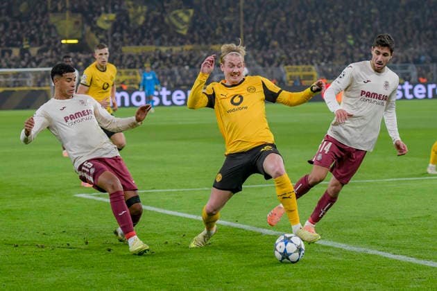 v. li. im Kampf um den Ball Santiago Mourino (CF 15) Julian Brandt (Dortmund 10) Santi Comesana (CF 14) 25.11.2025 Fussball, Champions League, Borussia Dortmund vs Villarreal Club de Fotbol, Signal Iduna Park, Dortmund,