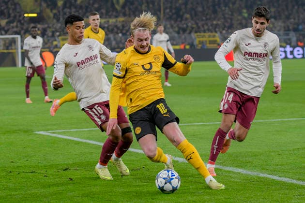 v. li. im Kampf um den Ball Santiago Mourino (CF 15) Julian Brandt (Dortmund 10) Santi Comesana (CF 14) 25.11.2025 Fussball, Champions League, Borussia Dortmund vs Villarreal Club de Fotbol, Signal Iduna Park, Dortmund,