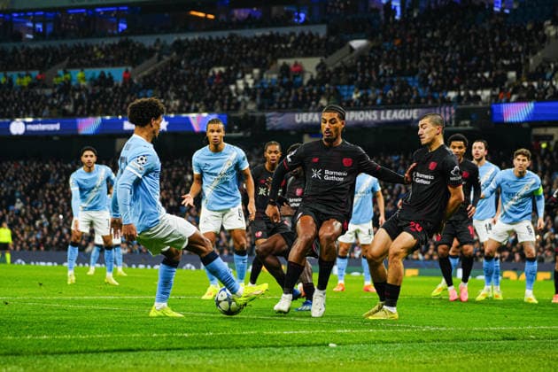 Oscar Bobb (Manchester City, 52), Loic Bade (Bayer 04 Leverkusen, 05), Ibrahim Maza (Bayer 04 Leverkusen, 30) ENG, Manchester City vs. Bayer 04 Leverkusen, Fussball, UEFA Champions League, Spieltag 5, Spielzeit 2025 2026, 25.11.2025 ENG, Manchester City vs. Bayer 04 Leverkusen, Fussball, UEFA Champions League, Spieltag 5, Spielzeit 2025 2026, 25.11.2025 Manchester Copyright: xEibner-Pressefoto MarcelxvonxFehrnx EP_MFN