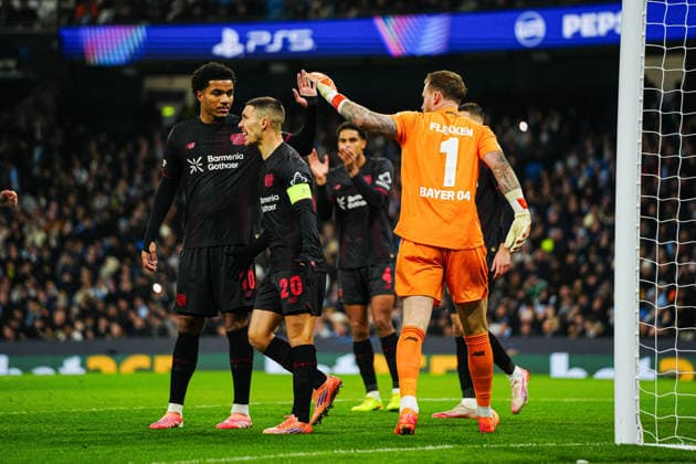 Jarell Quansah (Bayer 04 Leverkusen, 04), Alejandro Grimaldo (Bayer 04 Leverkusen, 20), Mark Flekken (Bayer 04 Leverkusen, 01) ENG, Manchester City vs. Bayer 04 Leverkusen, Fussball, UEFA Champions League, Spieltag 5, Spielzeit 2025 2026, 25.11.2025 ENG, Manchester City vs. Bayer 04 Leverkusen, Fussball, UEFA Champions League, Spieltag 5, Spielzeit 2025 2026, 25.11.2025 Manchester Copyright: xEibner-Pressefoto MarcelxvonxFehrnx EP_MFN
