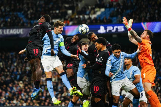 Torschuss Torchance per Kopfball Manchester City ENG, Manchester City vs. Bayer 04 Leverkusen, Fussball, UEFA Champions League, Spieltag 5, Spielzeit 2025 2026, 25.11.2025 ENG, Manchester City vs. Bayer 04 Leverkusen, Fussball, UEFA Champions League, Spieltag 5, Spielzeit 2025 2026, 25.11.2025 Manchester *** Manchester City ENG, Manchester City vs Bayer 04 Leverkusen, Football, UEFA Champions League, Matchday 5, Season 2025 2026, 25 11 2025 ENG, Manchester City vs Bayer 04 Leverkusen, Football, UEFA Champions League, Matchday 5, Season 2025 2026, 25 11 2025 Manchester Copyright: xEibner-Pressefoto MarcelxvonxFehrnx EP_MFN