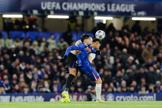 Champions League 2025 26 League Stage Chelsea v Barcelona Stamford Bridge 25.11.2025 Pedro Neto of Chelsea and Ronald Araujo of Barcelona Champions League 2025 26 League Stage Chelsea v Barcelona Stamford Bridge 25.11.2025 Photograph By Marc Aspland The Times  Copyright: xMarcxAsplandx NINTCHDBPICT001041043359