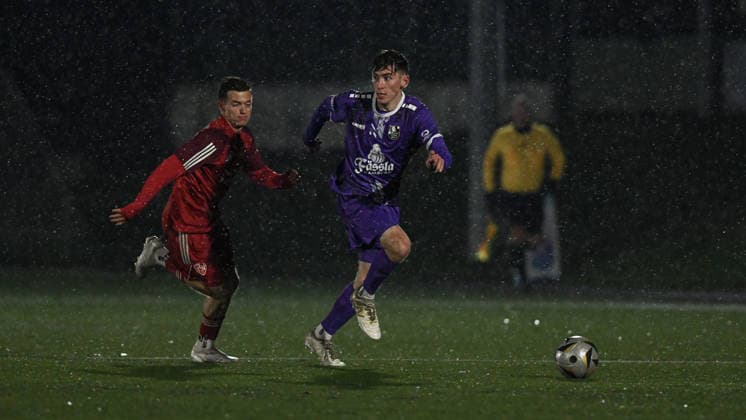 -FC Eintracht Bamberg vs. TSV Kornberg, Sportgelände Don Bosco Deutschland, Bamberg, Sportgelände Don Bosco - 25 Nov 2025 - Fussball, Bayernliga - -FC Eintracht Bamberg vs. TSV Kornberg Image: Oliver Schubert (FCEB) in action. Bamberg Sportgelände Don Bosco Bayern Deutschland Copyright: xPresseFotoxEvansx