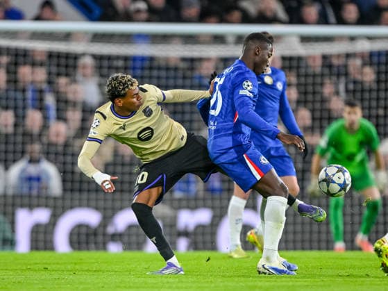 Lamine Yamal FC Barcelona, Barca und Moises Caicedo (Chelsea FC ) battle for the ball during the UEFA Champions League 2025 26 League Phase MD5 match between Chelsea FC and FC Barcelona at Stamford Bridge on November 25, 2025 in London, United Kingdom. (Photo by Harry Langer DeFodi Images)