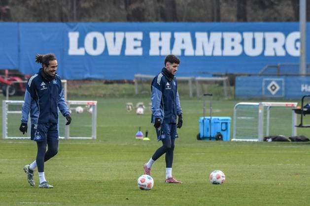 Yussuf Poulsen Daniel Elfadli( HSV ) am Ball Deutschland , Hamburg , Volksparkstadion , Fussball , 1. Bundesliga , Training des Hamburger SV