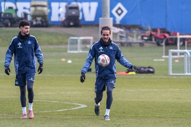 Daniel Elfadli Yussuf Poulsen ( HSV ) Aufbautraining nach Verletzung am Ball Deutschland , Hamburg , Volksparkstadion , Fussball , 1. Bundesliga , Training des Hamburger SV