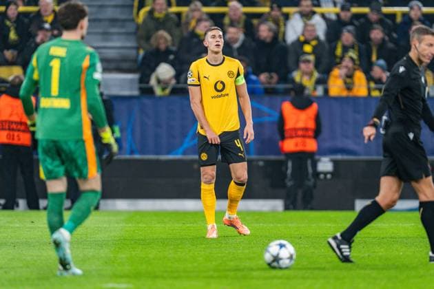 25.11.2025, Borussia Dortmund vs. Villareal, UEFA Champions League, 5. Spieltag Gregor Kobel (Borussia Dortmund, 1) und Nico Schlotterbeck (Borussia Dortmund, 4) Copyright: xBahhoxKarax