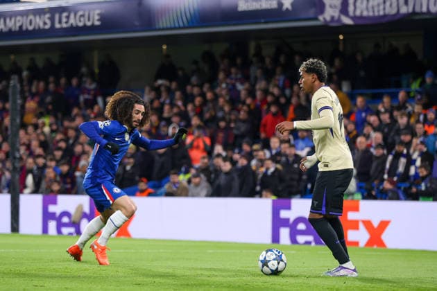 Lamine Yamal of FC Barcelona, Barca receives pressure from Marc Cucurella of Chelsea during the UEFA Champions League match between Chelsea and FC Barcelona at Stamford Bridge in London, England Copyright: xAlexanderxCanillas SPPx Sportspressphoto_SPR65893