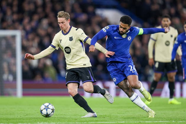 Frenkie de Jong of FC Barcelona, Barca receives pressure from Reece James of Chelsea during the UEFA Champions League match between Chelsea and FC Barcelona at Stamford Bridge in London, England Copyright: xAlexanderxCanillas SPPx Sportspressphoto_SPR65894