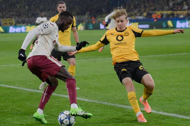 v. li. im Zweikampf Nicolas Pepe (CF 19) Daniel Svensson (Dortmund 24) 25.11.2025 Fussball, Champions League, Borussia Dortmund vs Villarreal Club de Fotbol, Signal Iduna Park, Dortmund,