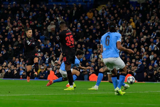 Manchester City v Bayer Leverkusen Champions League 25 11 2025. Alex Grimaldo (20) of Bayer Leverkusen scores to make it 0-1 during the Champions League match between Manchester City and Bayer Leverkusen at the Etihad Stadium, Manchester, England on 25 November 2025. Manchester Etihad Stadium Manchester England Editorial use only , Copyright: xConorxMolloyx PSI-23265-0030