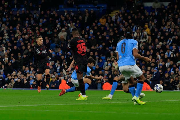 Manchester City v Bayer Leverkusen Champions League 25 11 2025. Alex Grimaldo (20) of Bayer Leverkusen scores to make it 0-1 during the Champions League match between Manchester City and Bayer Leverkusen at the Etihad Stadium, Manchester, England on 25 November 2025. Manchester Etihad Stadium Manchester England Editorial use only , Copyright: xConorxMolloyx PSI-23265-0031