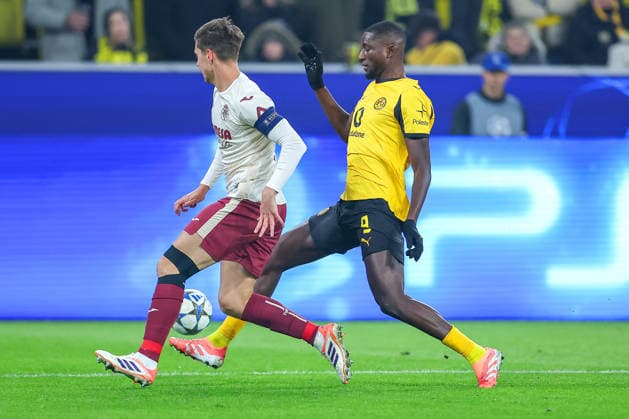25.11.2025, Fußball, UEFA Champions League, Borussia Dortmund - FC Villarreal, BVB Stadion, 5. Spieltag, Saison 2025 2026: Juan Foyth (FC Villarreal 08) im Zweikampf gegen Serhou Guirassy (BVB 09) Regulations prohibit any use of photographs as image sequences and or quasi-video. Nordrhein-Westfalen Deutschland