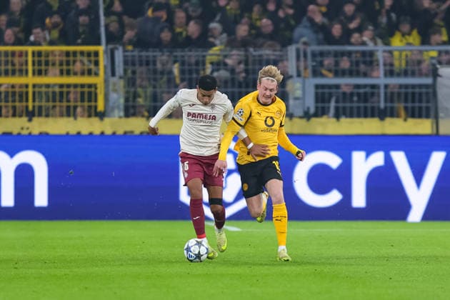 Zweikampf zwischen Santiago Mourino (FC Villarreal) und Julian Brandt (Borussia Dortmund) GER, Borussia Dortmund gegen FC Villarreal, Fussball, Champions League, 5.Spieltag, Spielzeit 2025 2026, 25.11.2025 DFL REGULATIONS PROHIBIT ANY USE OF PHOTOGRAPHS AS IMAGE SEQUENCES AND OR QUASI-VIDEO GER, Borussia Dortmund gegen FC Villarreal, Fussball, Champions League, 5.Spieltag, Spielzeit 2025 2026, 25.11.2025 Dortmund Copyright: xEibner-Pressefoto FrankxZeisingx EP_FZG