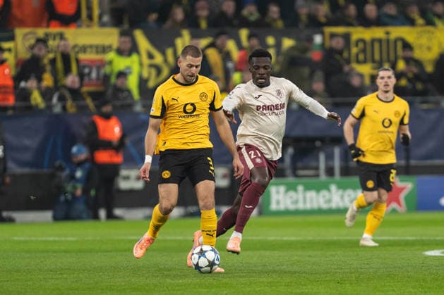 GER, UEFA Champions League, 5. Spieltag - Borussia Dortmund vs FC Villarreal 25.11.2025, Signal Iduna Park, Dortmund, GER, UEFA Champions League, 5. Spieltag - Borussia Dortmund vs FC Villarreal im Bild: Zweikampf zwischen Waldemar Anton (Borussia Dortmund, 3) und Tani Oluwaseyi (Villarreal, 21), ganze Person,