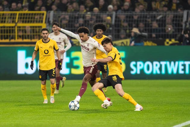 GER, UEFA Champions League, 5. Spieltag - Borussia Dortmund vs FC Villarreal 25.11.2025, Signal Iduna Park, Dortmund, GER, UEFA Champions League, 5. Spieltag - Borussia Dortmund vs FC Villarreal im Bild: Zweikampf zwischen Aaron Anselmino (Borussia Dortmund, 28) und Tajon Buchanan (Villarreal, 17) , ganze Person,