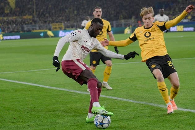 v. li. im Zweikampf Nicolas Pepe (CF 19) Daniel Svensson (Dortmund 24) 25.11.2025 Fussball, Champions League, Borussia Dortmund vs Villarreal Club de Fotbol, Signal Iduna Park, Dortmund,