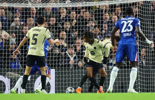Jules Kounde of Barcelona scores an own goal Chelsea v Barcelona, UEFA Champions League , Football, Stamford Bridge, London, UK - 25 Nov 2025London Stamford Bridge United Kingdom EDITORIAL USE ONLY No use with unauthorised audio, video, data, fixture lists, club league logos or live services. Online in-match use limited to 120 images, no video emulation. No use in betting, games or single club league player publications. Copyright: xShutterstockx 15918405c