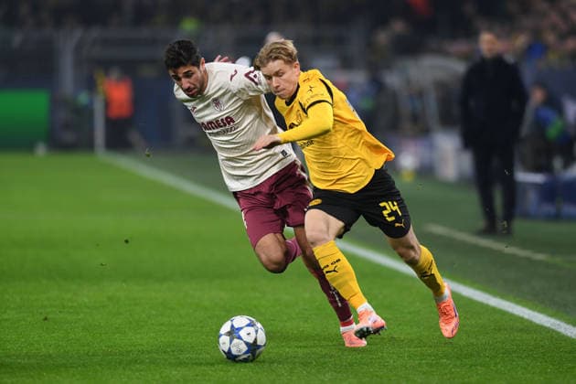 Santi Comesana (FC Villarreal) und Daniel Svensson (Borussia Dortmund) im Zweikampf waehrend des Spiels der UEFA Champions League 2025 26, 5. Spieltag Ligaphase zwischen Borussia Dortmund und FC Villarreal, BVB Stadion am 25. November 2025 in Dortmund, Deutschland. (Foto von Ralf Treese DeFodi Images) +++ Santi Comesana (FC Villarreal) und Daniel Svensson (Borussia Dortmund) battle for the ball during the UEFA Champions League 2025 26 League Phase MD5 match between Borussia Dortmund and Villarreal CF at BVB Stadion Dortmund on November 25, 2025 in Dortmund, Germany. (Photo by Ralf Treese DeFodi Images)