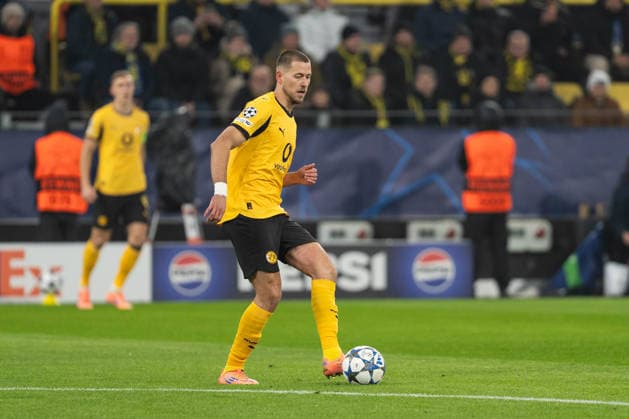 GER, UEFA Champions League, 5. Spieltag - Borussia Dortmund vs FC Villarreal 25.11.2025, Signal Iduna Park, Dortmund, GER, UEFA Champions League, 5. Spieltag - Borussia Dortmund vs FC Villarreal im Bild: Waldemar Anton (Borussia Dortmund, 3) Einzelaktion; Ganzkörper Ganzkoerper ; Ball am Fuss;