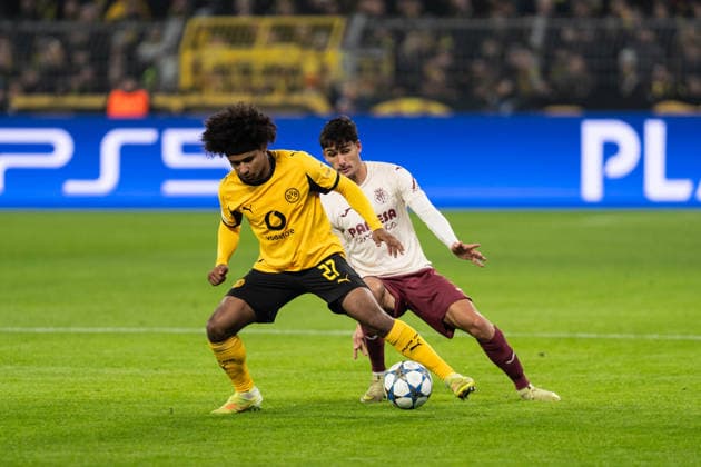 GER, UEFA Champions League, 5. Spieltag - Borussia Dortmund vs FC Villarreal 25.11.2025, Signal Iduna Park, Dortmund, GER, UEFA Champions League, 5. Spieltag - Borussia Dortmund vs FC Villarreal im Bild: Zweikampf zwischen Karim Adeyemi (Borussia Dortmund, 27) und Sergi Cardona (Villarreal, 23), ganze Person,