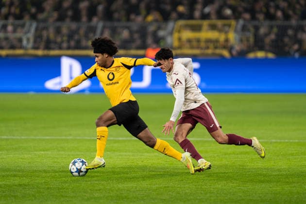 GER, UEFA Champions League, 5. Spieltag - Borussia Dortmund vs FC Villarreal 25.11.2025, Signal Iduna Park, Dortmund, GER, UEFA Champions League, 5. Spieltag - Borussia Dortmund vs FC Villarreal im Bild: Zweikampf zwischen Karim Adeyemi (Borussia Dortmund, 27) und Sergi Cardona (Villarreal, 23), ganze Person,