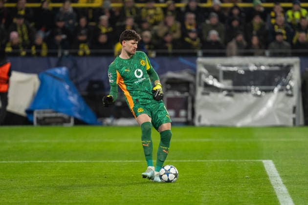 GER, UEFA Champions League, 5. Spieltag - Borussia Dortmund vs FC Villarreal 25.11.2025, Signal Iduna Park, Dortmund, GER, UEFA Champions League, 5. Spieltag - Borussia Dortmund vs FC Villarreal im Bild: Gregor Kobel (Borussia Dortmund, 1) Einzelaktion; Ganzkörper Ganzkoerper ; Ball am Fuss;