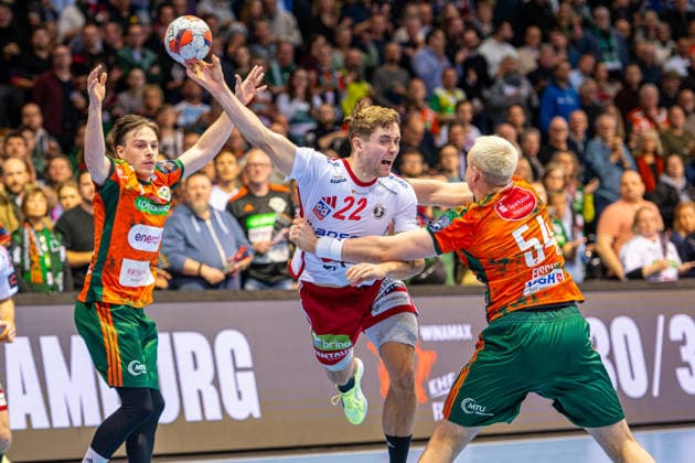 Adam Mats Ljungquist (Fredericia Handboldklub, Nr. 22) Justus Fischer (TSV Hannover-Burgdorf, Nr. 54) (L-R), TSV Hannover-Burgdorf (orange) against Fredericia Handboldklub (white) (5. Matchday of Group Matches EHF European League 2025 2026) (25.11.2025, Swiss Life Hall (Hannover, GER), Copyright: xJanxGuentherx xTSVxHannover-Burgdorfx