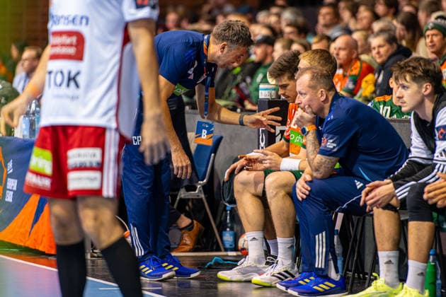Christian Prokop (TSV Hannover-Burgdorf, Trainer) Renars Uscins (TSV Hannover-Burgdorf, Nr. 10) (L-R), TSV Hannover-Burgdorf (orange) against Fredericia Handboldklub (white) (5. Matchday of Group Matches EHF European League 2025 2026) (25.11.2025, Swiss Life Hall (Hannover, GER), Copyright: xJanxGuentherx xTSVxHannover-Burgdorfx