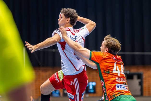 Mads Kjeldgaard Andersen (Fredericia Handboldklub, Nr. 15) Thomas Solstad (TSV Hannover-Burgdorf, Nr. 44) (L-R), TSV Hannover-Burgdorf (orange) against Fredericia Handboldklub (white) (5. Matchday of Group Matches EHF European League 2025 2026) (25.11.2025, Swiss Life Hall (Hannover, GER), Copyright: xJanxGuentherx xTSVxHannover-Burgdorfx