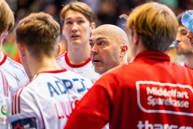 Jesper Houmark (Fredericia Handboldklub, Head coach) (L-R), TSV Hannover-Burgdorf (orange) against Fredericia Handboldklub (white) (5. Matchday of Group Matches EHF European League 2025 2026) (25.11.2025, Swiss Life Hall (Hannover, GER), Copyright: xJanxGuentherx xTSVxHannover-Burgdorfx