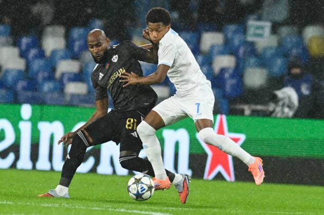 Kevin Medina of Qarabag competes for the ball with David Neres of SSC Napoli during the Uefa Champions League match between SSC Napoli vs Qarabag at Diego Armndo Maradona Stadium  Copyright: xAgostinoxGemito IPAxSportx xipa-agency.netx xx IPA_68377472 IPA_Agency_IPA68377472
