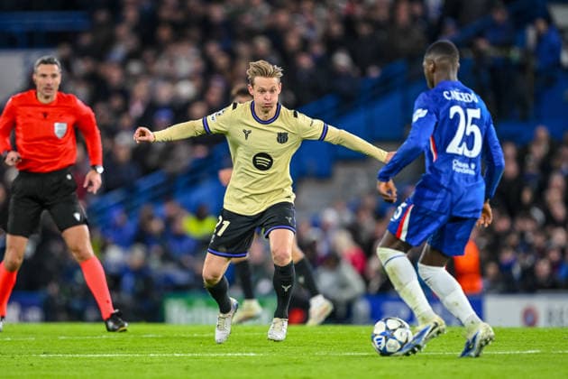 Frenkie de Jong FC Barcelona, Barca und Moises Caicedo (Chelsea FC ) battle for the ball during the UEFA Champions League 2025 26 League Phase MD5 match between Chelsea FC and FC Barcelona at Stamford Bridge on November 25, 2025 in London, United Kingdom. (Photo by Harry Langer DeFodi Images)