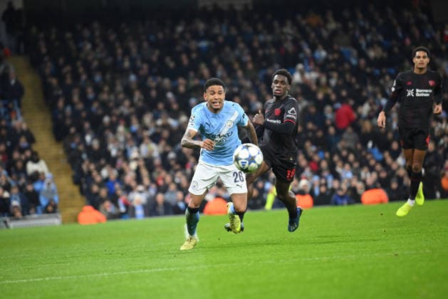 UEFA Champions League: Manchester City vs. Bayer 04 Leverkusen; 25.11.2025 MANCHESTER, GREAT BRITAIN - NOVEMBER 25: Savinho of Manchester City gets past Ernest Poku of Bayer Leverkusen during the UEFA Champions League match between Manchester City vs. Bayer 04 Leverkusen at Etihad Stadium on matchday 5 of the UEFA Champions League Season 2025 26 on November 25, 2025 in Manchester, Great Britain. Copyright: xBEAUTIFULxSPORTS Mansoorx