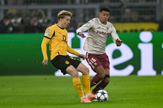 v. li. im Zweikampf Daniel Svensson (Dortmund 24) Santiago Mourino (CF 15) 25.11.2025 Fussball, Champions League, Borussia Dortmund vs Villarreal Club de Fotbol, Signal Iduna Park, Dortmund,