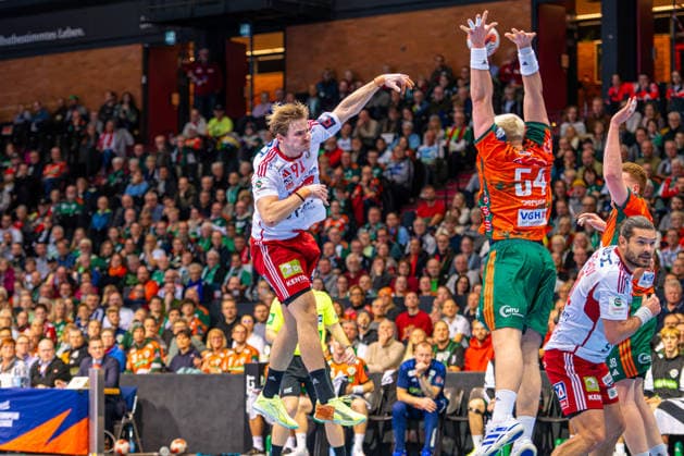 Kasper Hugo Palmar (Fredericia Handboldklub, Nr. 91) (L-R), TSV Hannover-Burgdorf (orange) against Fredericia Handboldklub (white) (5. Matchday of Group Matches EHF European League 2025 2026) (25.11.2025, Swiss Life Hall (Hannover, GER), Copyright: xJanxGuentherx xTSVxHannover-Burgdorfx