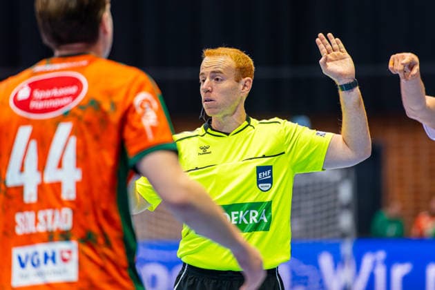 Aritz Zaragüeta (Referee, ESP) (L-R), TSV Hannover-Burgdorf (orange) against Fredericia Handboldklub (white) (5. Matchday of Group Matches EHF European League 2025 2026) (25.11.2025, Swiss Life Hall (Hannover, GER), Copyright: xJanxGuentherx xTSVxHannover-Burgdorfx