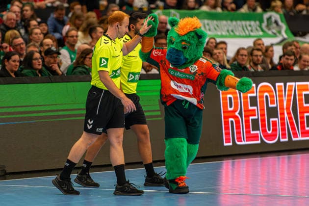 Aritz Zaragüeta (Referee, ESP) Hektor (L-R), TSV Hannover-Burgdorf (orange) against Fredericia Handboldklub (white) (5. Matchday of Group Matches EHF European League 2025 2026) (25.11.2025, Swiss Life Hall (Hannover, GER), Copyright: xJanxGuentherx xTSVxHannover-Burgdorfx