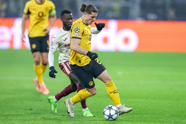 25.11.2025, Fußball, UEFA Champions League, Borussia Dortmund - FC Villarreal, BVB Stadion, 5. Spieltag, Saison 2025 2026: Nicolas Pepe (FC Villarreal 19) im Zweikampf gegen Marcel Sabitzer (BVB 20) Regulations prohibit any use of photographs as image sequences and or quasi-video. Nordrhein-Westfalen Deutschland