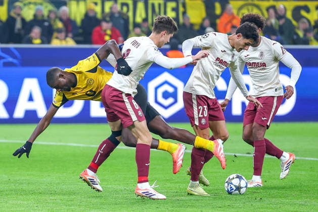 25.11.2025, Fußball, UEFA Champions League, Borussia Dortmund - FC Villarreal, BVB Stadion, 5. Spieltag, Saison 2025 2026: Serhou Guirassy (BVB 09) im Zweikampf gegen Juan Foyth (FC Villarreal 08) Sergi Cardona (FC Villarreal 23) Renato Veiga (FC Villarreal 12) im Strafraum Regulations prohibit any use of photographs as image sequences and or quasi-video. Nordrhein-Westfalen Deutschland