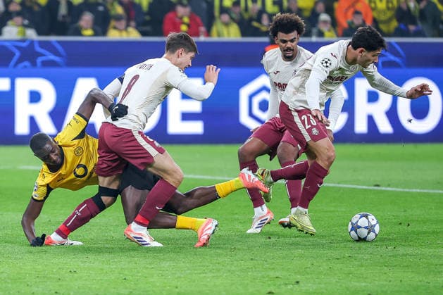 25.11.2025, Fußball, UEFA Champions League, Borussia Dortmund - FC Villarreal, BVB Stadion, 5. Spieltag, Saison 2025 2026: Serhou Guirassy (BVB 09) im Zweikampf gegen Juan Foyth (FC Villarreal 08) Sergi Cardona (FC Villarreal 23) Renato Veiga (FC Villarreal 12) im Strafraum Regulations prohibit any use of photographs as image sequences and or quasi-video. Nordrhein-Westfalen Deutschland