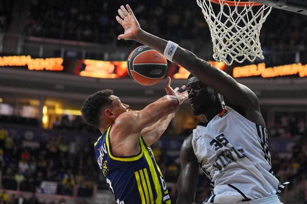 Fenerbahce Beko v Virtus Bologna - EuroLeague ISTANBUL, TURKIYE - NOVEMBER 25: Mouhamet Diouf (R) of Virtus Bologna in action during the EuroLeague week 13 match between Fenerbahce Beko and Virtus Bologna at Ulker Sports and Event Hall in Istanbul, Turkiye on November 25, 2025. Adem Kutucu Anadolu Istanbul Turkey. Editorial use only. Please get in touch for any other usage.  Copyright: x2025xAnadoluxAdemxKutucux