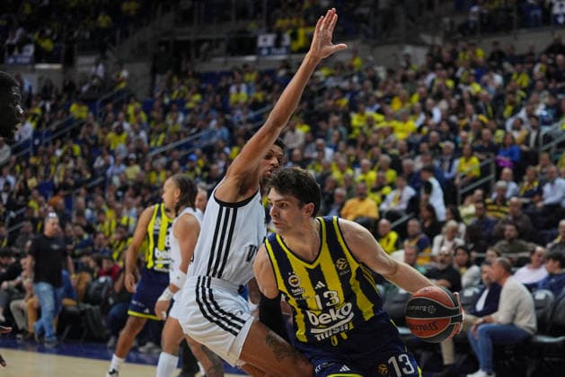 Fenerbahce Beko v Virtus Bologna - EuroLeague ISTANBUL, TURKIYE - NOVEMBER 25: Tarik Biberovic (R) of Fenerbahce Beko and Derrick Alston Jr. (L) of Virtus Bologna in action during the EuroLeague week 13 match between Fenerbahce Beko and Virtus Bologna at Ulker Sports and Event Hall in Istanbul, Turkiye on November 25, 2025. Adem Kutucu Anadolu Istanbul Turkey. Editorial use only. Please get in touch for any other usage.  Copyright: x2025xAnadoluxAdemxKutucux