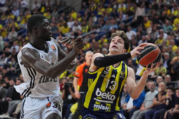 Fenerbahce Beko v Virtus Bologna - EuroLeague ISTANBUL, TURKIYE - NOVEMBER 25: Tarik Biberovic (13) of Fenerbahce Beko and Mouhamet Diouf (35) of Virtus Bologna in action during the EuroLeague week 13 match between Fenerbahce Beko and Virtus Bologna at Ulker Sports and Event Hall in Istanbul, Turkiye on November 25, 2025. Adem Kutucu Anadolu Istanbul Turkey. Editorial use only. Please get in touch for any other usage.  Copyright: x2025xAnadoluxAdemxKutucux