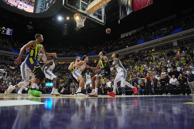 Fenerbahce Beko v Virtus Bologna - EuroLeague ISTANBUL, TURKIYE - NOVEMBER 25: Players in action during the EuroLeague week 13 match between Fenerbahce Beko and Virtus Bologna at Ulker Sports and Event Hall in Istanbul, Turkiye on November 25, 2025. Adem Kutucu Anadolu Istanbul Turkey. Editorial use only. Please get in touch for any other usage.  Copyright: x2025xAnadoluxAdemxKutucux