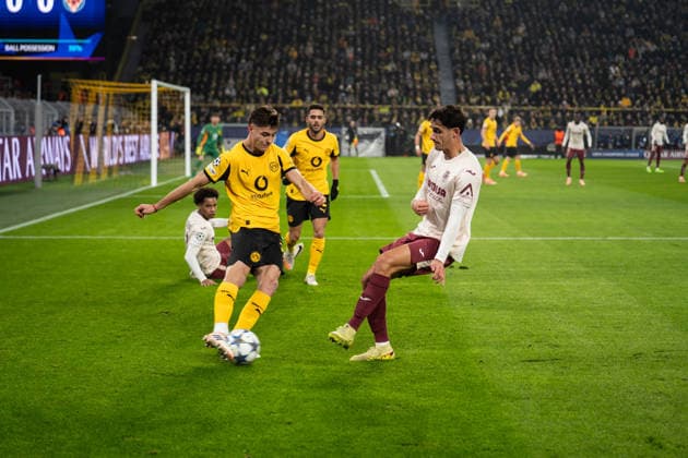 GER, UEFA Champions League, 5. Spieltag - Borussia Dortmund vs FC Villarreal 25.11.2025, Signal Iduna Park, Dortmund, GER, UEFA Champions League, 5. Spieltag - Borussia Dortmund vs FC Villarreal im Bild: Aaron Anselmino (Borussia Dortmund, 28) Einzelaktion; Ganzkörper Ganzkoerper ; Ball am Fuss; Sergi Cardona (Villarreal, 23) nordphotoxGmbHxx xChristianxSchulze nph000300