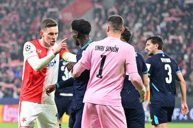 From left Lukas Provod of Slavia and Unai Simon of Bilbao in action during the Football Champions League, 5th round match: Slavia Prague vs Athletic Bilbao in Prague, Czech Republic, November 25, 2025. (CTKxPhoto RomanxVondrous) CTKPhotoP2025112507804  CTKPhotoP2025112507804