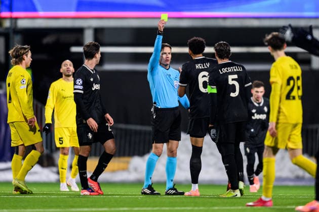 251125 Lloyd Kelly of Juventus is shown a yellow card by Danny Makkelie, referee, during the UEFA Champions League football match between Bodo Glimt and Juventus on November 25, 2025 in Bodo. Photo: Marius Simensen BILDBYRAN COP 238 MM0049 bbeng football fotball fotboll soccer uefa champions league mesterligaen bodo glimt juventus Copyright: MARIUSxSIMENSEN BB251125BB920